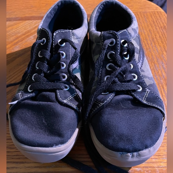 NWOT size 3 boys shoes - Picture 1 of 4